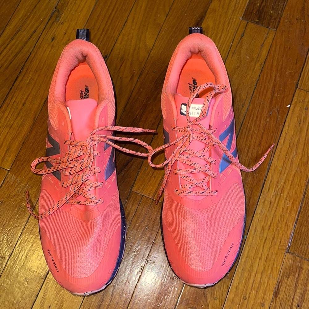 Size 11 women coral & silver new balance. Barely worn & in excellent condition‼️